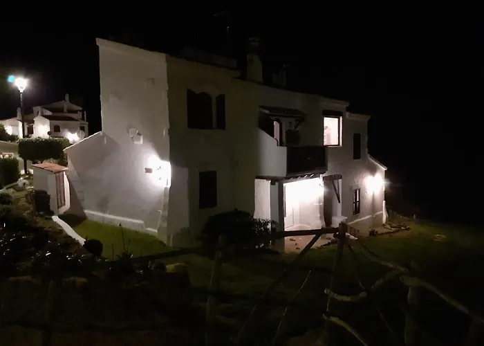 Casa con jardin ,vistas al mar y atardecer en Playas de Fornells
